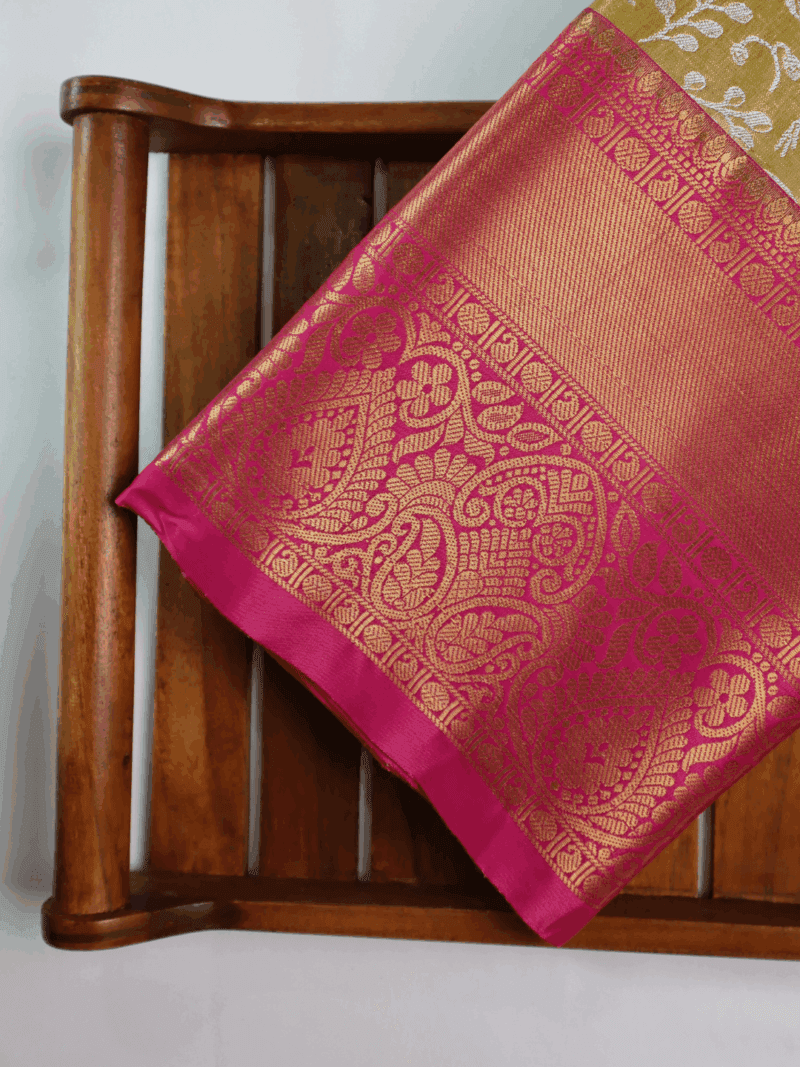 Kanjeevaram Silk Saree – Muted Yellow with Pink Zari Border & Golden Floral Pallu – Handwoven Saree for Weddings & Traditional Functions - Image 3